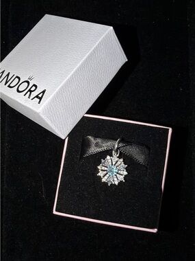 Disney Frozen Queen Elsa Snowflake Dangle Charm